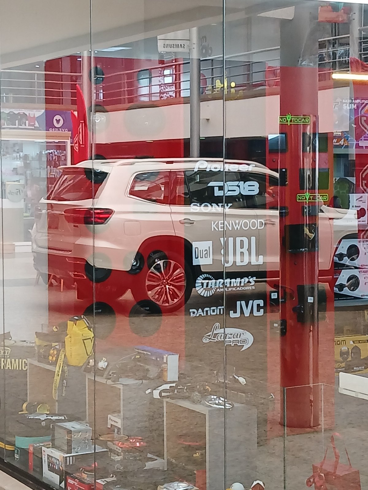 Evening retail window shopping captured in Ciudad Guayana