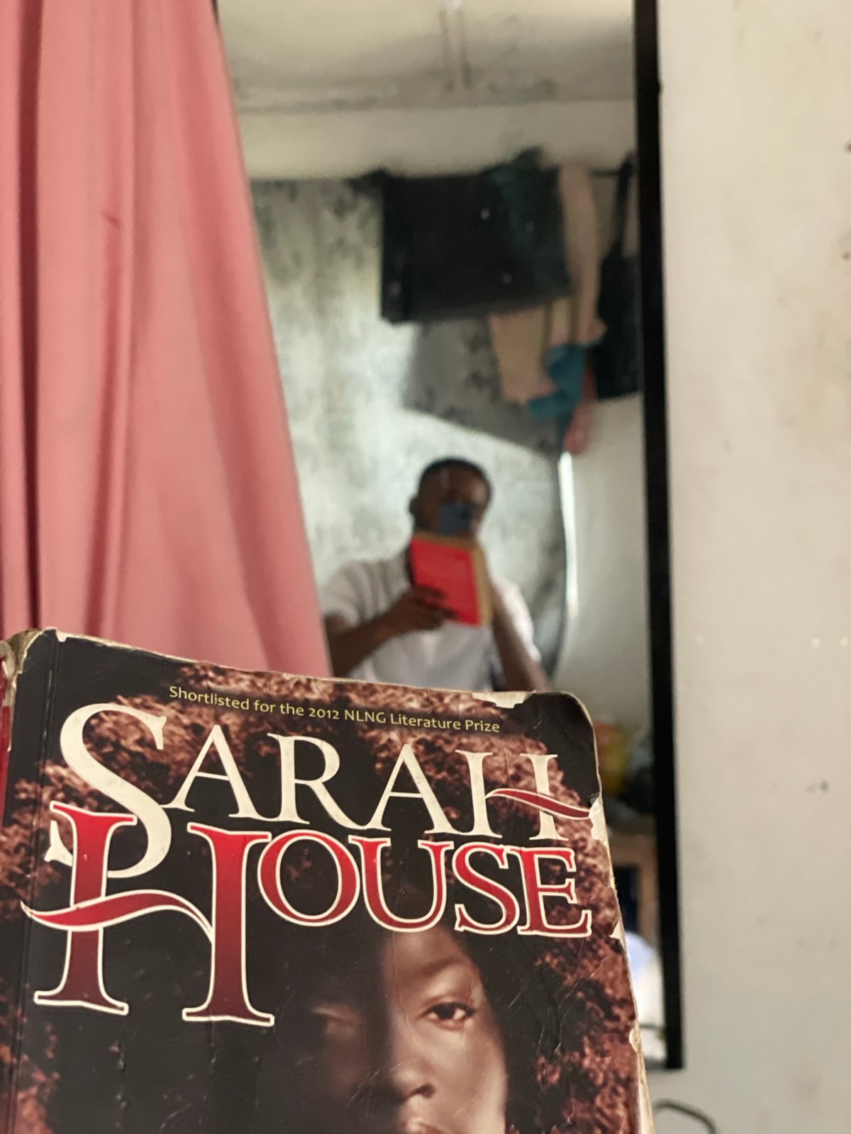 Man documents reading session with mirror selfies in Nigeria