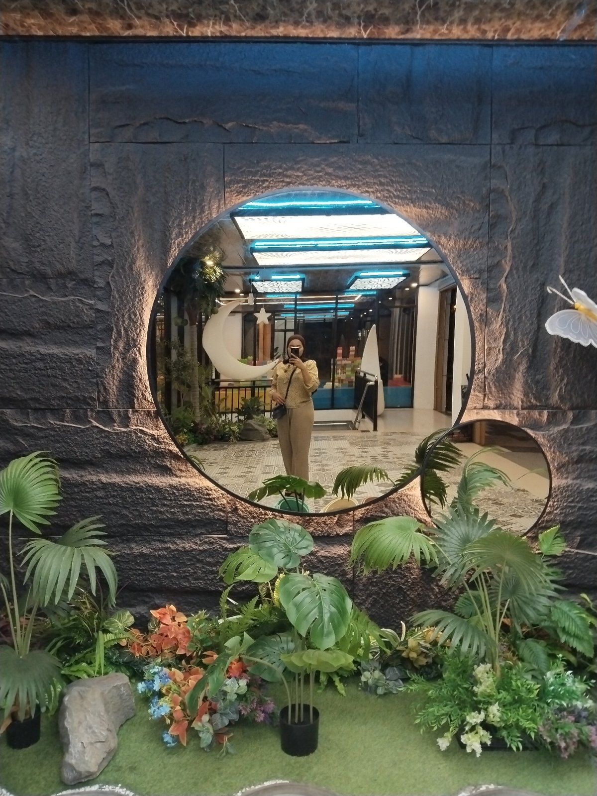 Family day out at a busy indoor entertainment complex in Pati