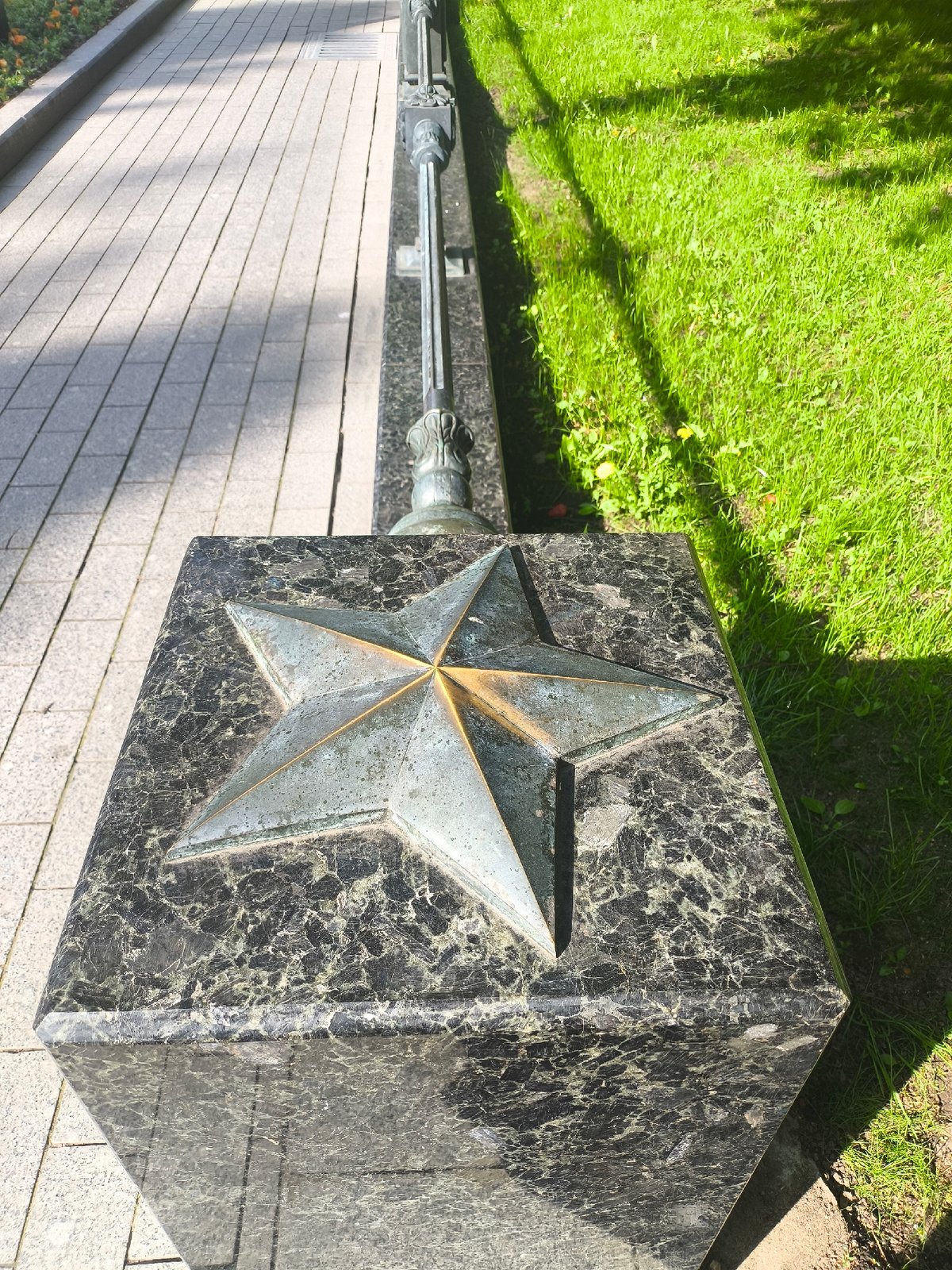 Moscow monuments and street scenes documented in central district