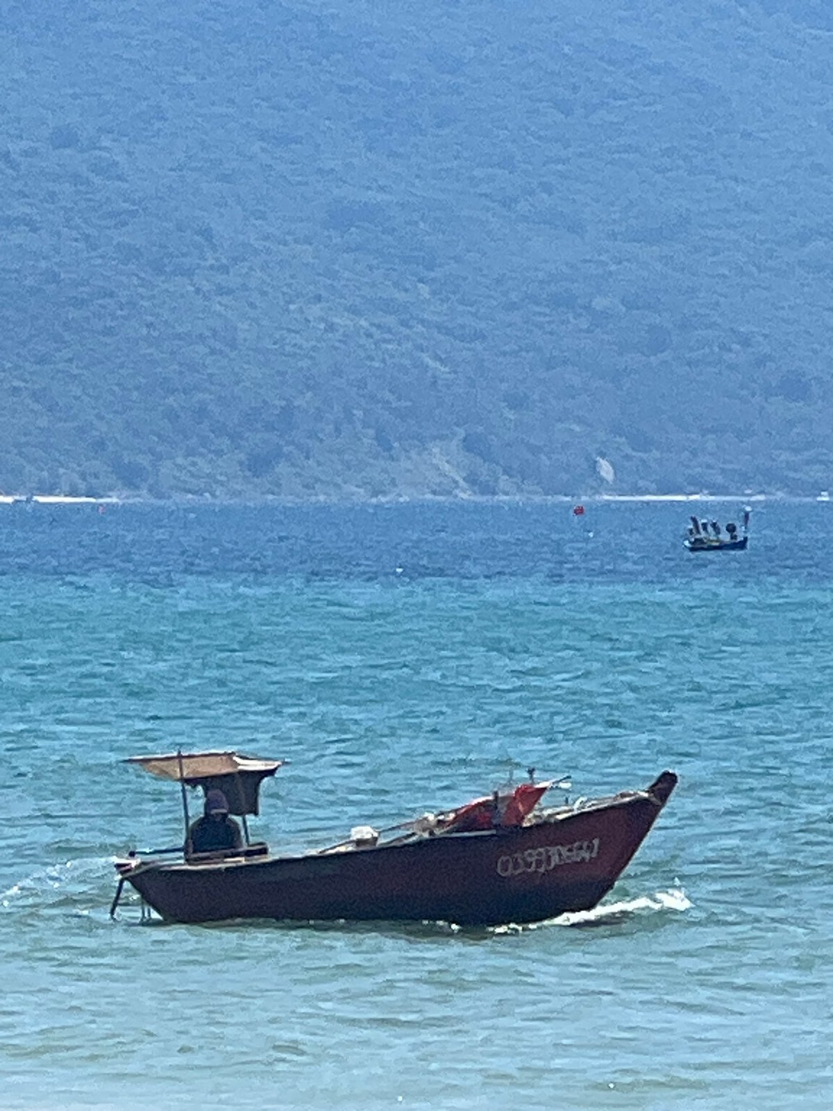 Early morning beach life along Đà Nẵng's Mỹ Khê shoreline