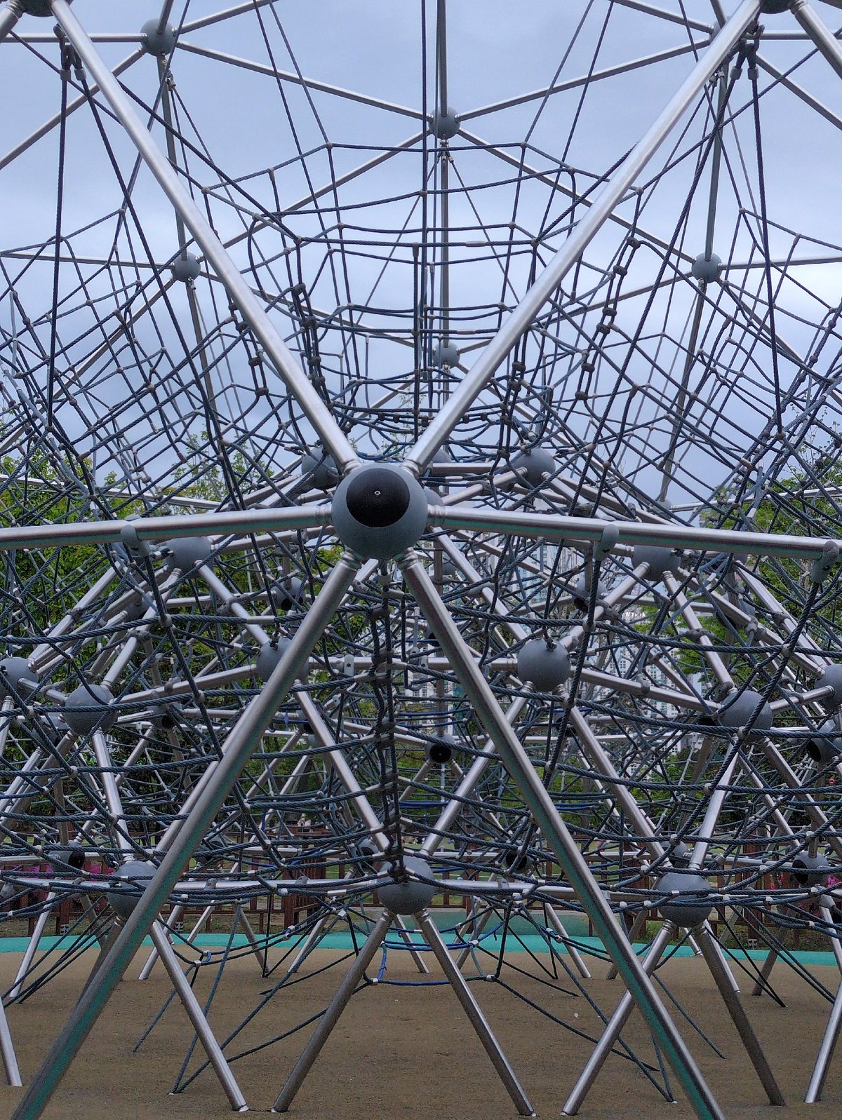Spring morning walk through Busan park captures blooms and amenities