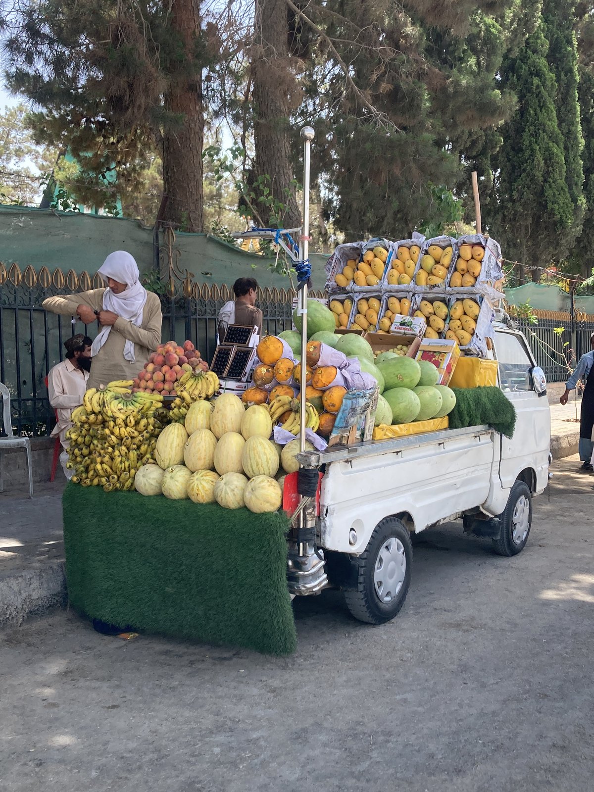 Daily life captured in Quetta: fruit vendors, meetings