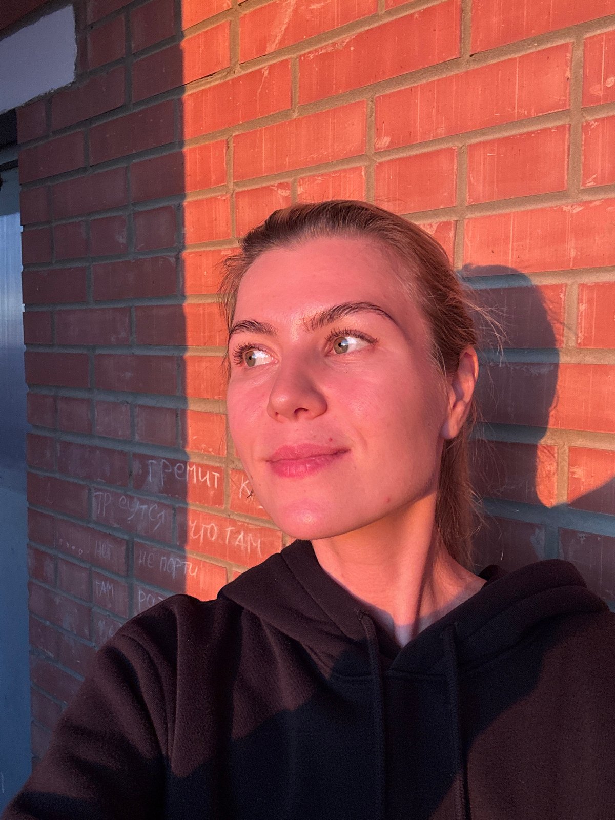 Urban sunset draws multiple witnesses to rooftops and balconies