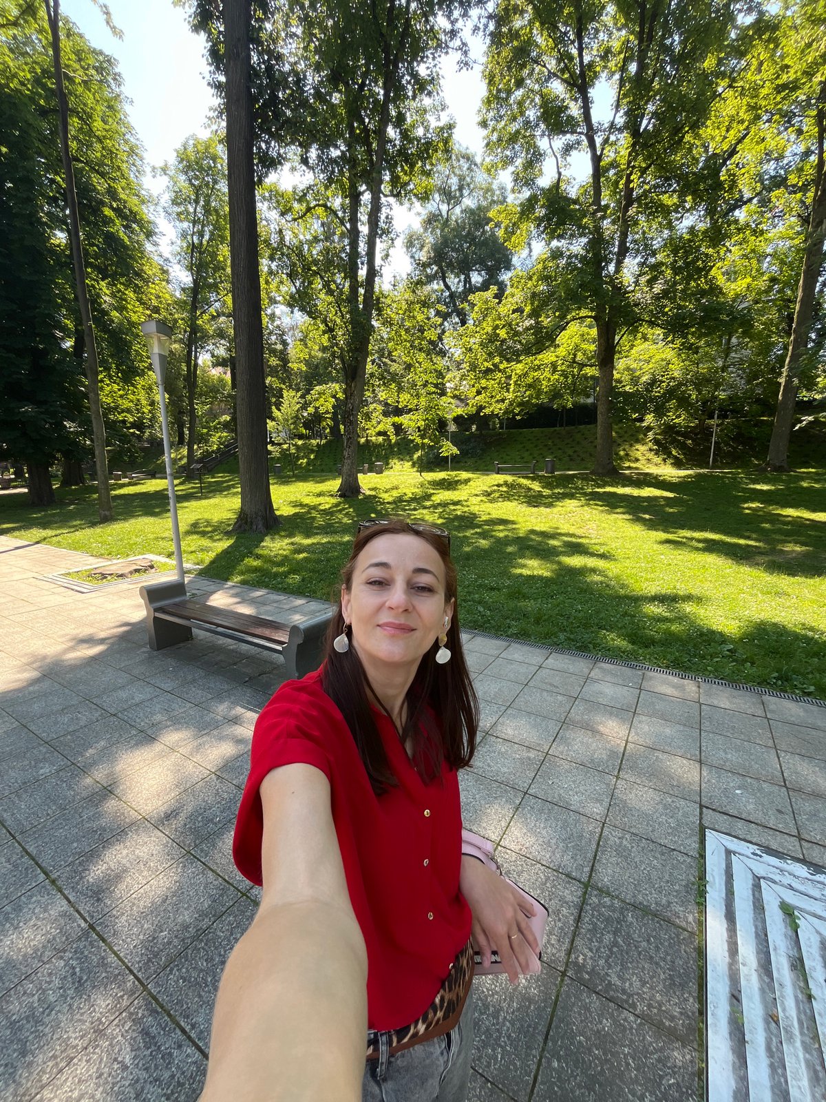 Sunny park morning: selfies, pigeons, and dogs on leashes