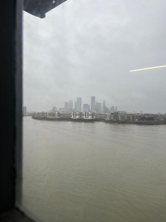 London witness captures Thames panorama, luxury SUV scenes