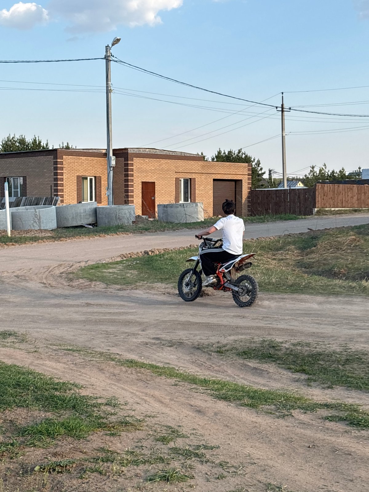 Spring afternoon life captured across Chaikovsky, Russia neighborhoods