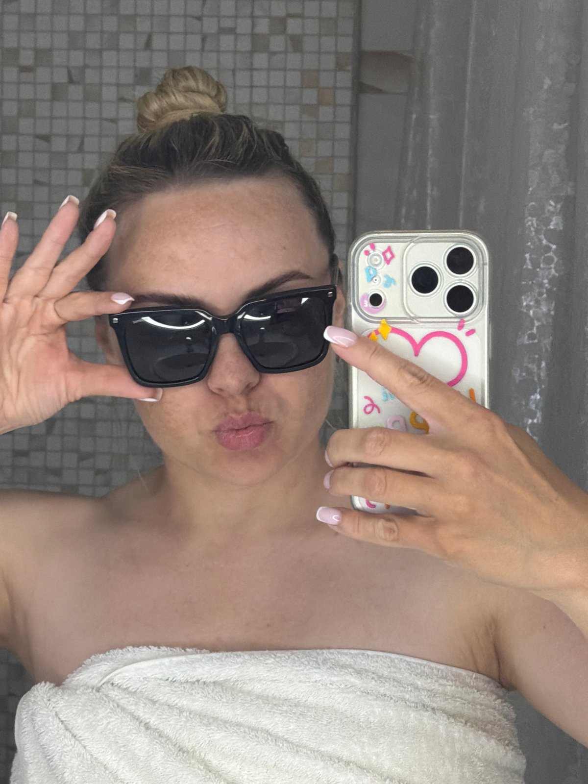 Woman takes bathroom selfies in Votkinsk, Russia