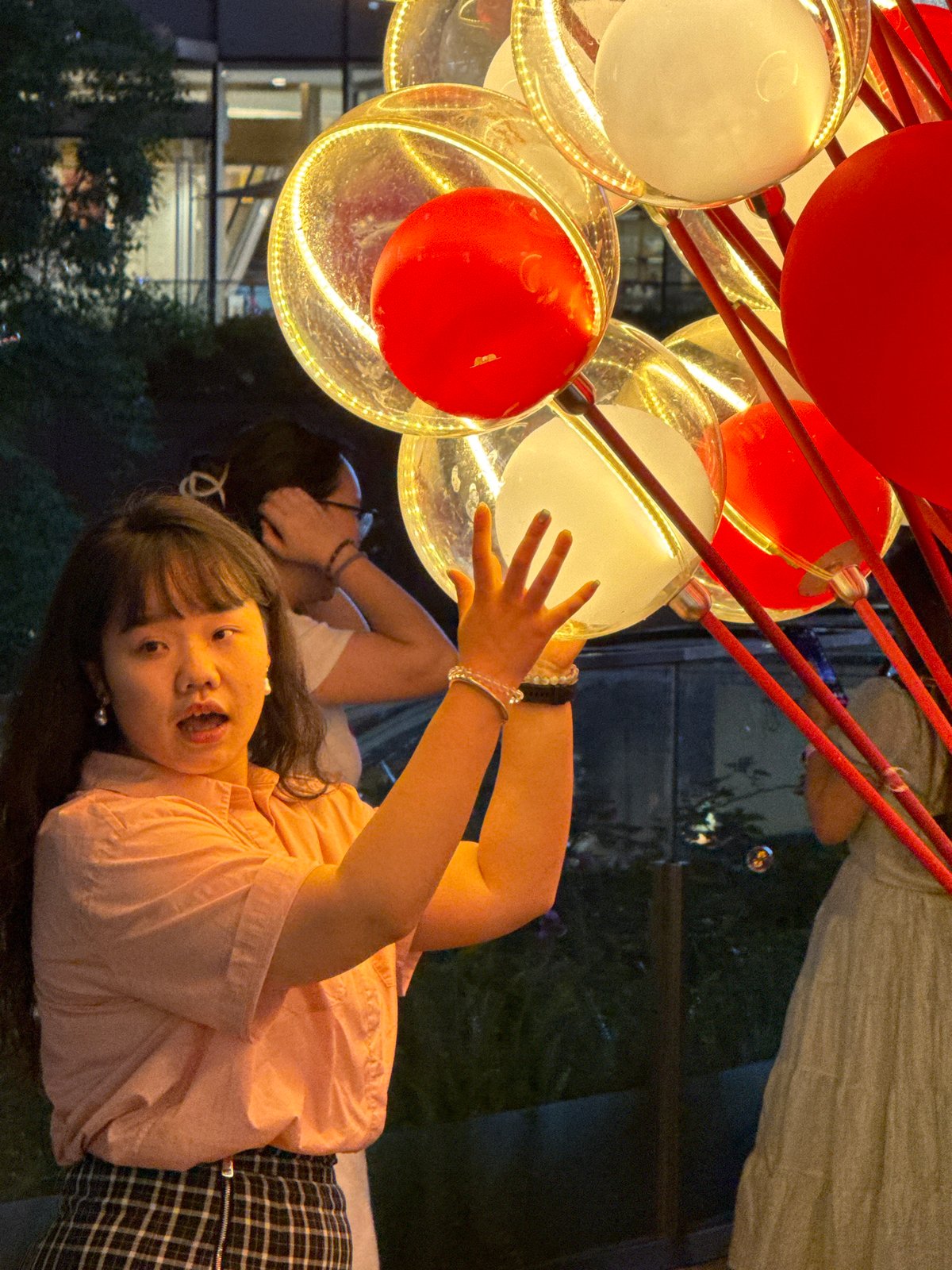 Evening crowd gathers for photos at balloon display in Yuzhong