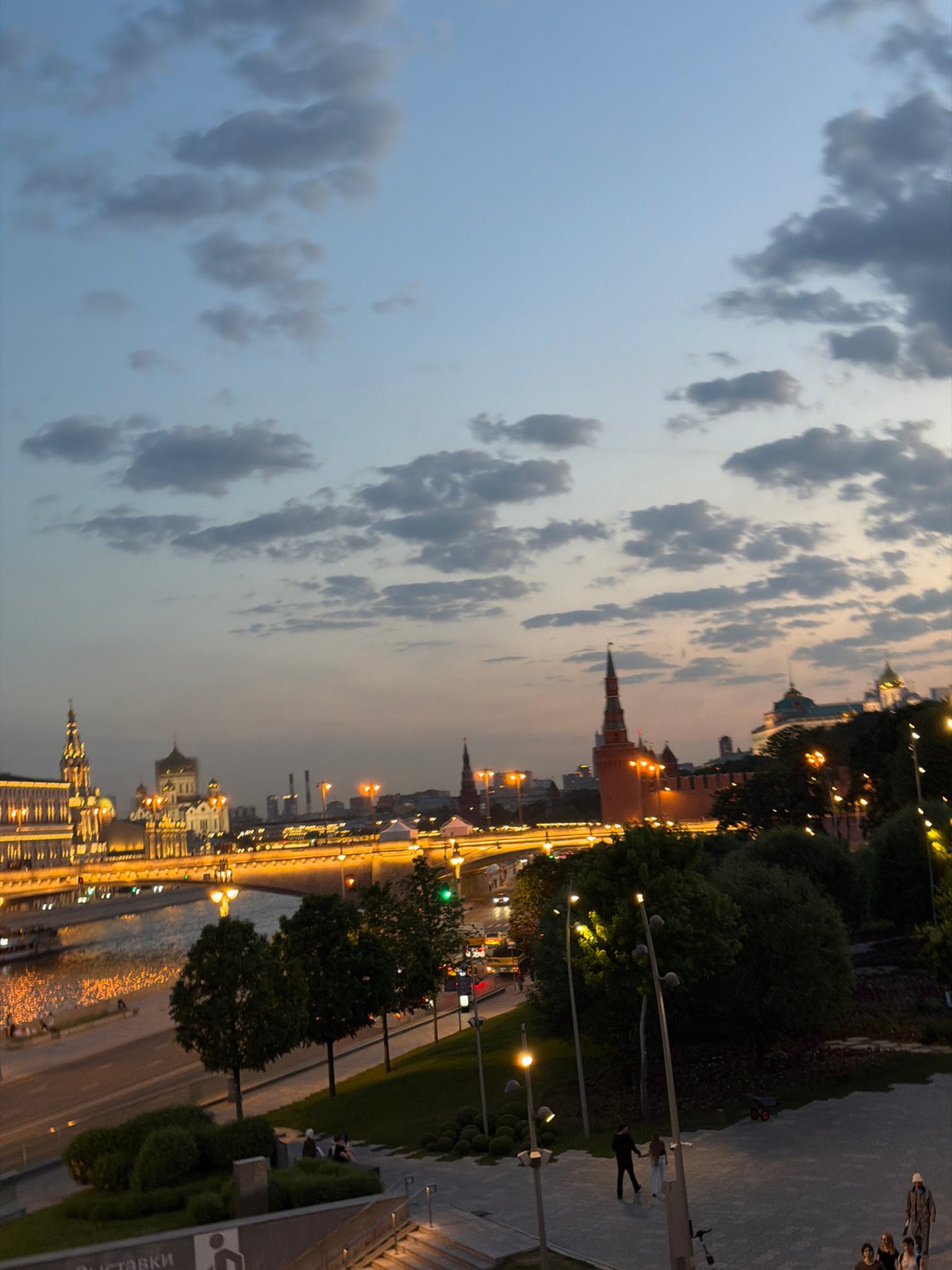 Evening scenes around Moscow Kremlin feature tours, pedestrians