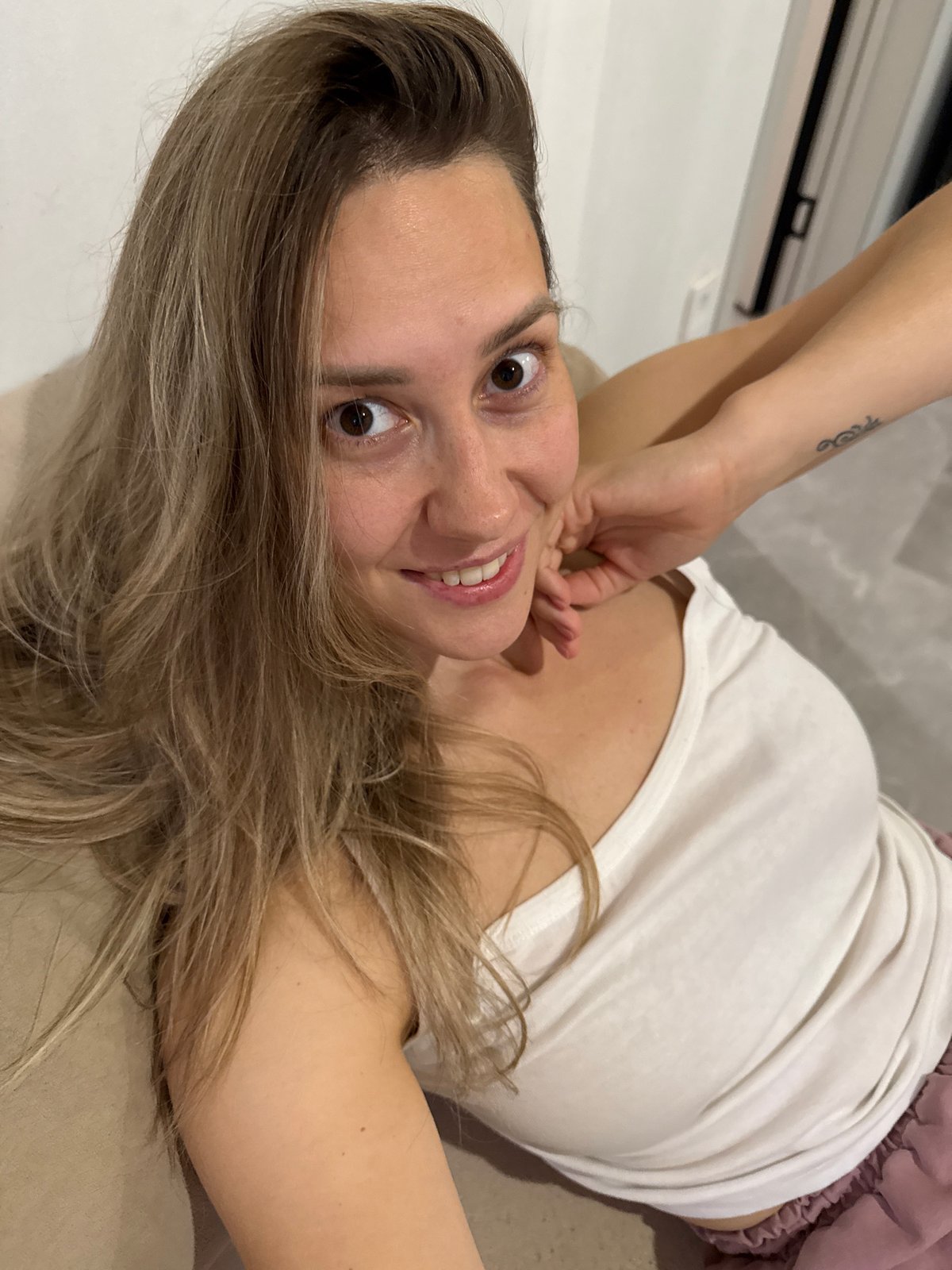 Casual #OOTD selfie set from a couch in Chaikovsky