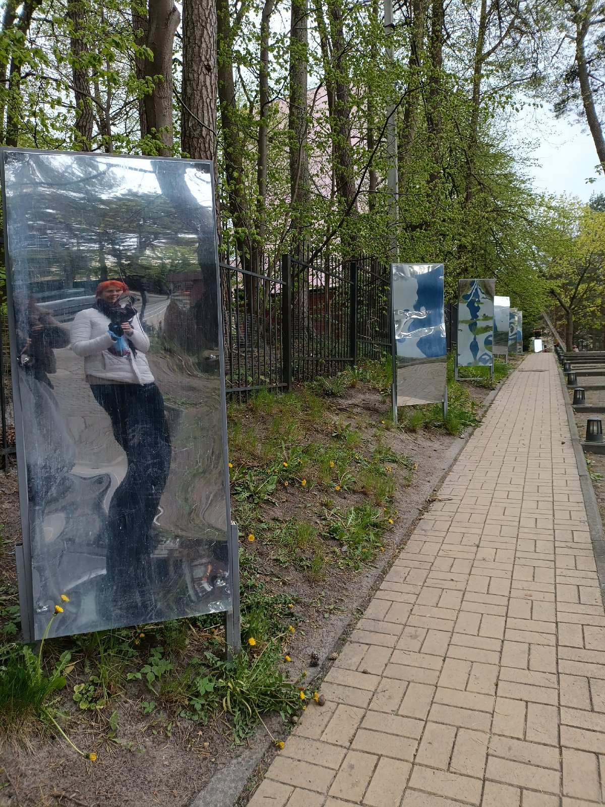 Svetlogorsk street scenes: mirrored sidewalk and jewelry store display