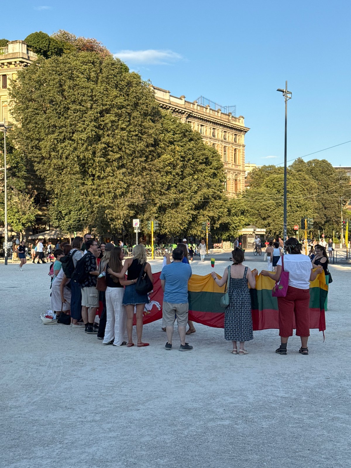 Flag-bearing group assembles in Milan public square