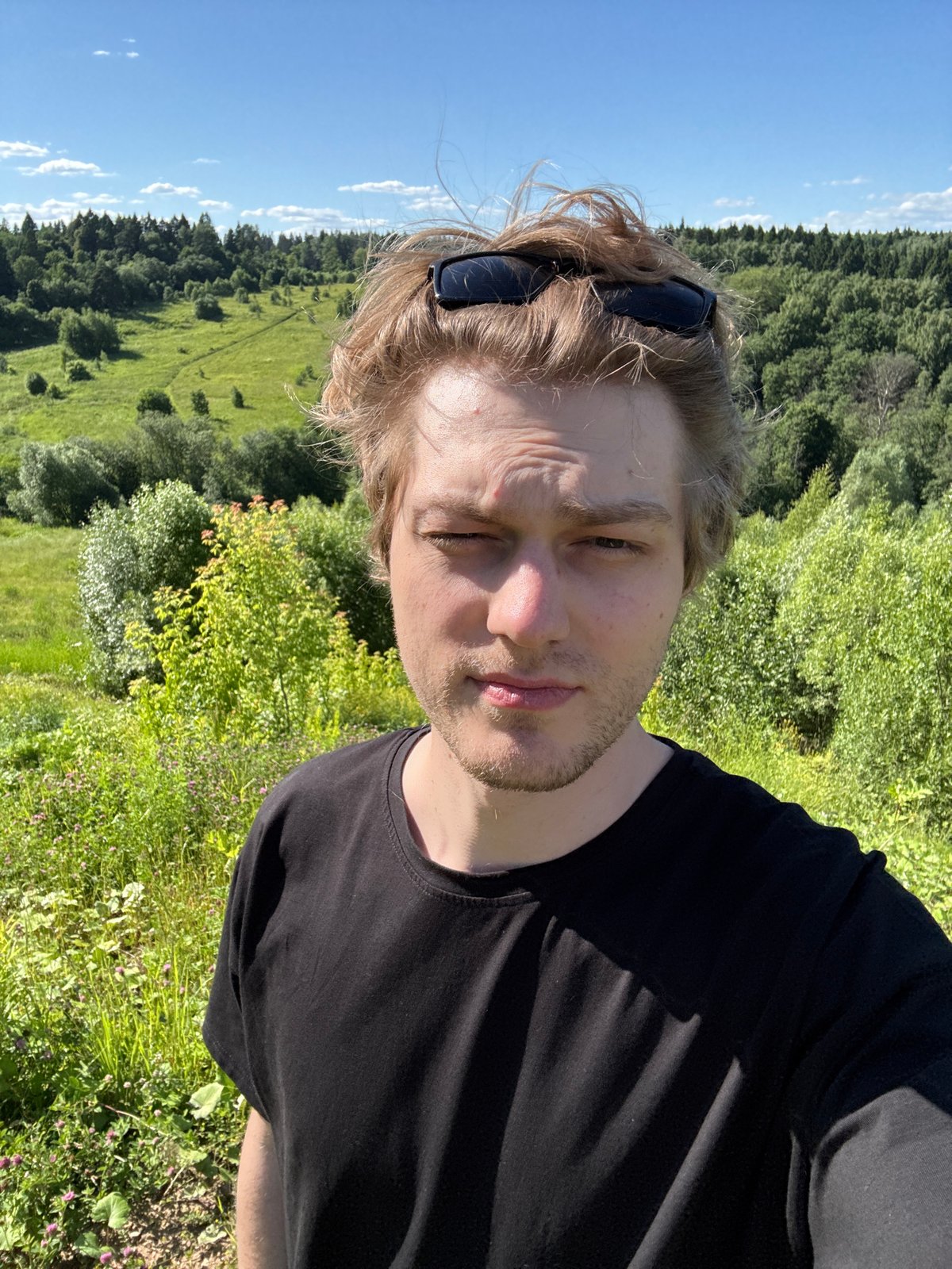 Sunny afternoon on a Khimki hillside with wildflowers and good vibes
