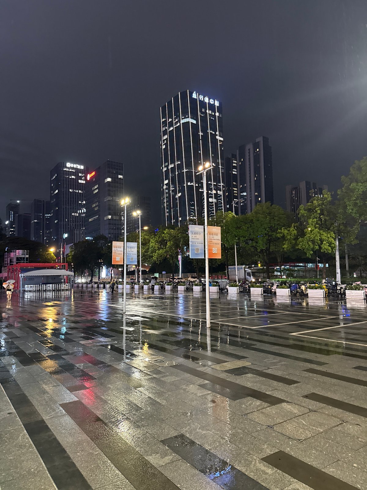 Rainy night scenes captured in Tianhe District, China