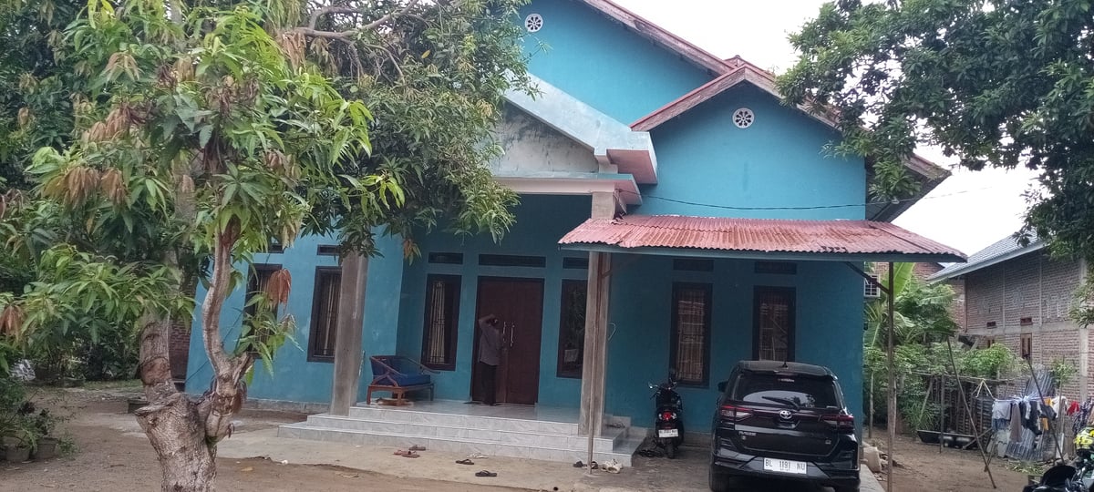 Everyday scenes documented in Lhokseumawe: construction, housing, transportation