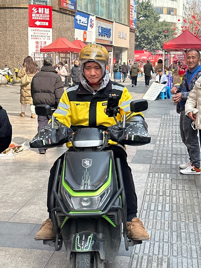 Morning street life captured in Jiangjin, China