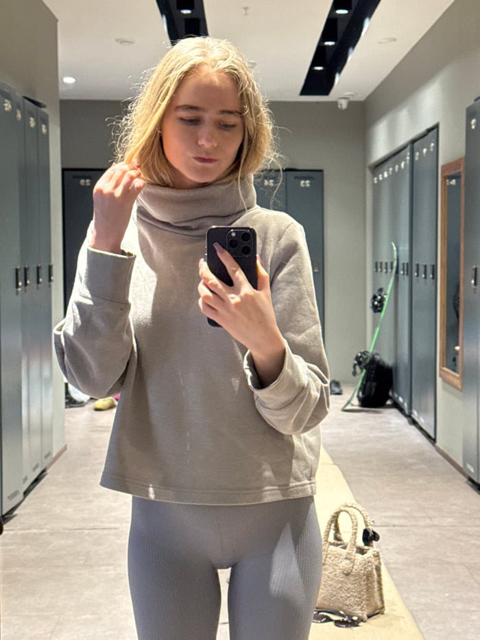 Woman documents morning routine with selfies in snowy conditions