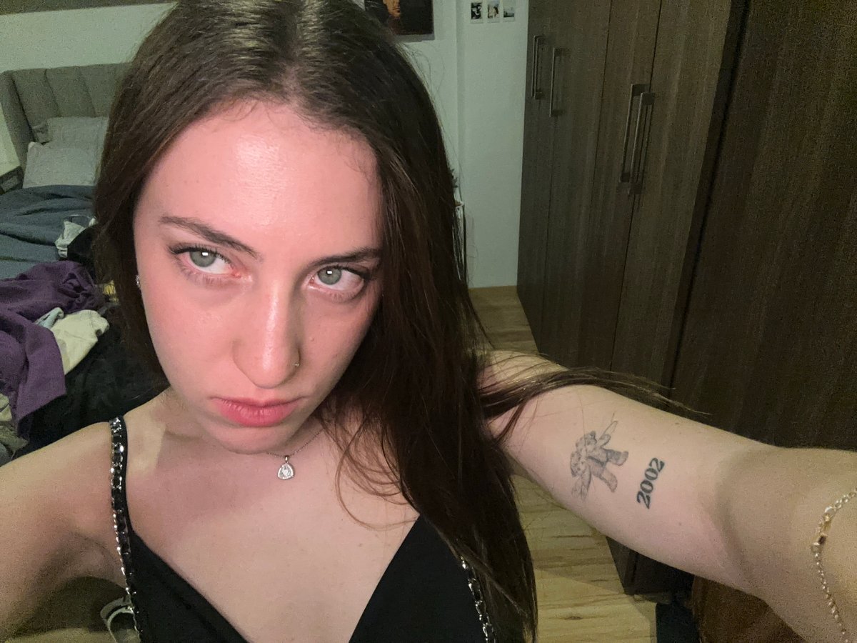 Woman takes mirror selfies in Huixquilucan apartment Sunday morning