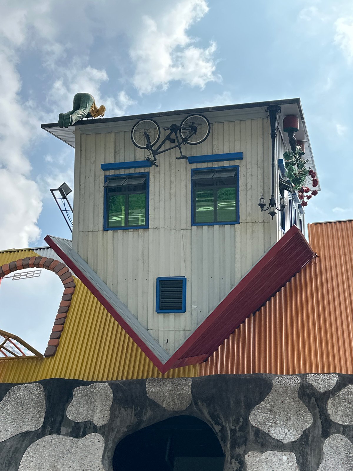 Witness documents quirky architecture at Chongqing creative park