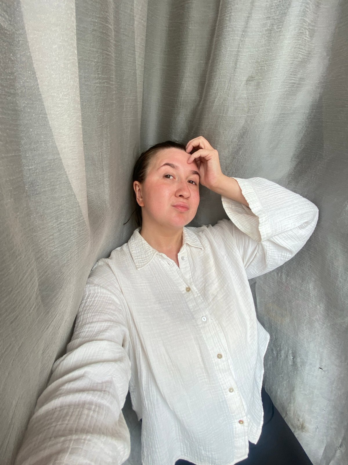 Woman documents morning routine through selfies in Chaikovsky, Russia