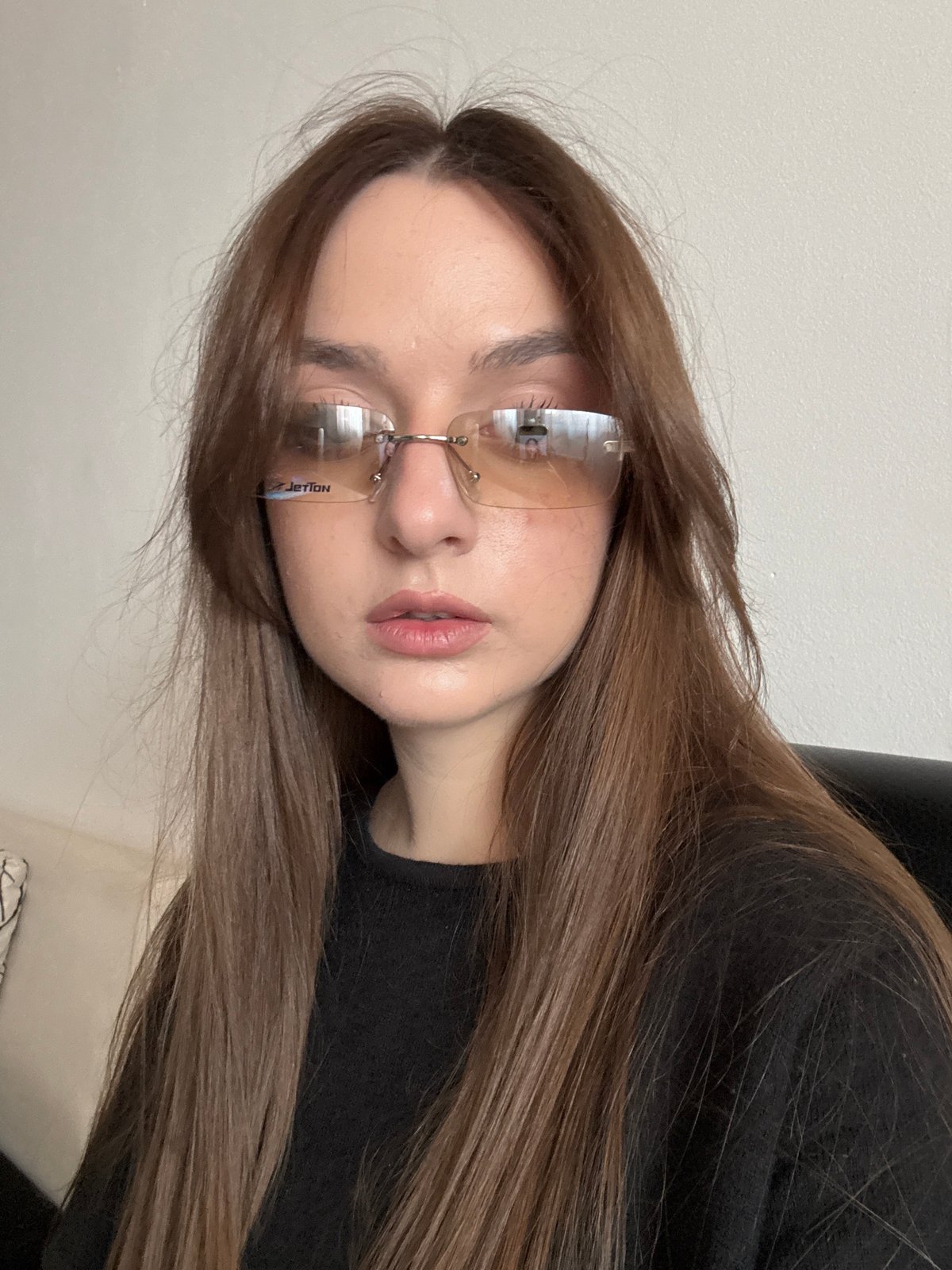 Young woman photographed multiple times in Kragujevac morning session