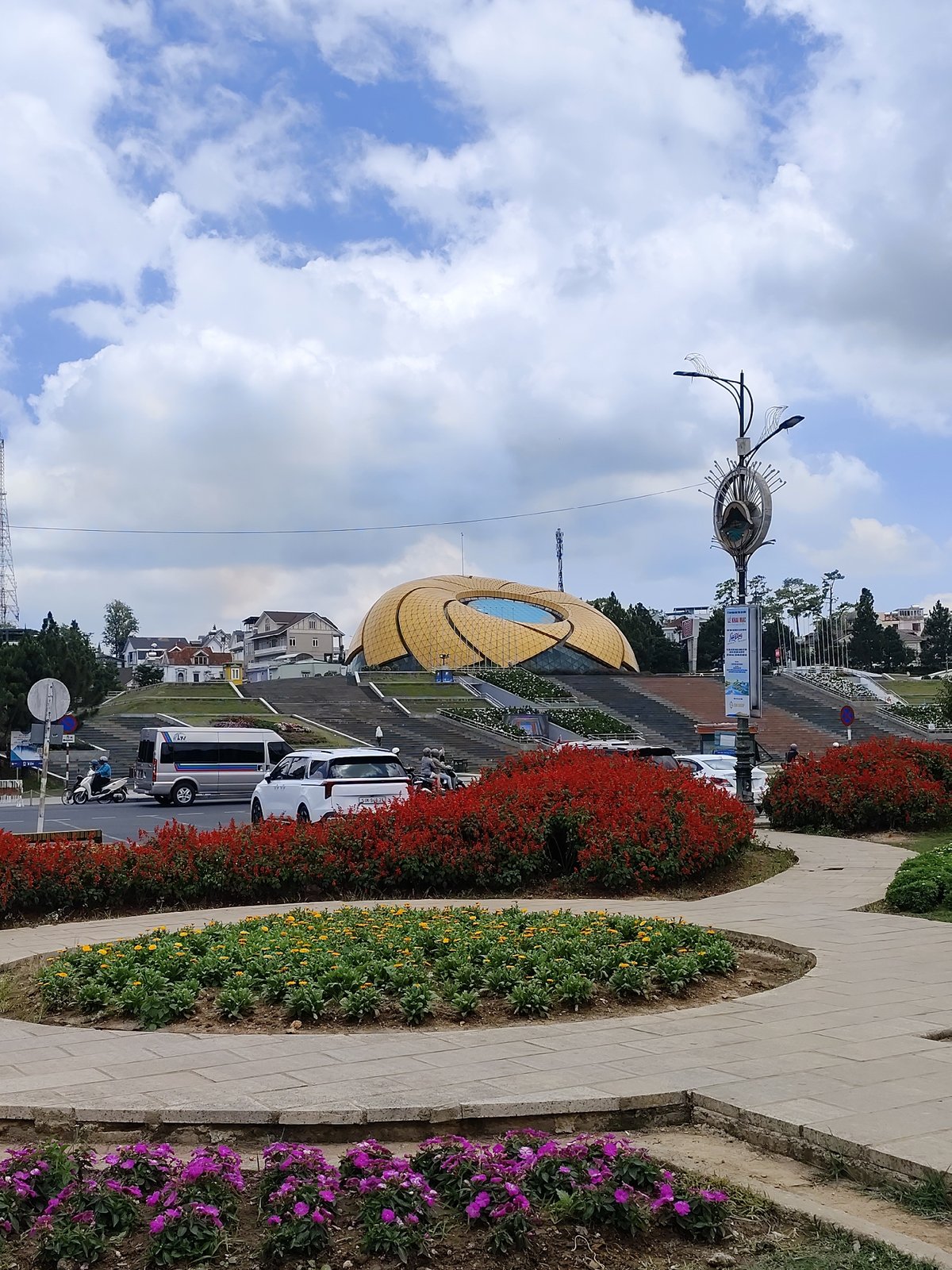 Morning leisure activities observed around Da Lat landmarks and lakefront