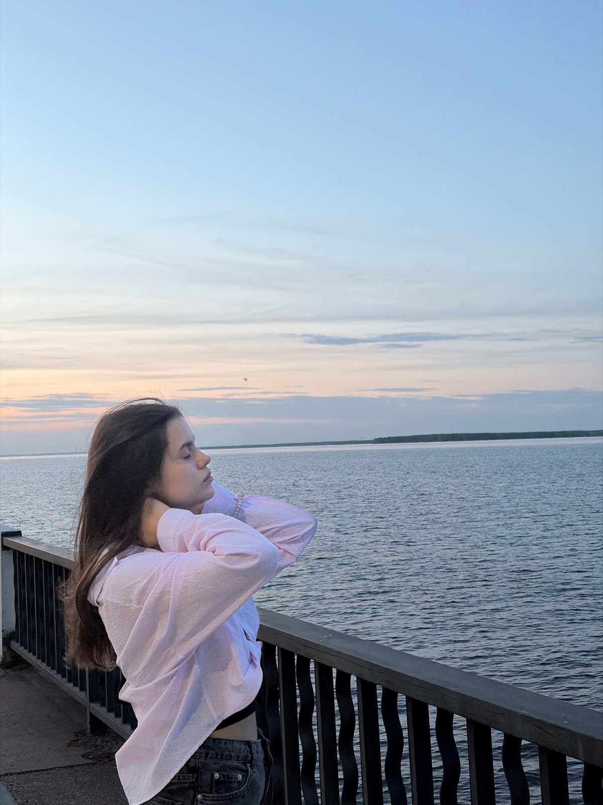 Couple enjoys evening stroll, exercise along Chaikovsky waterfront