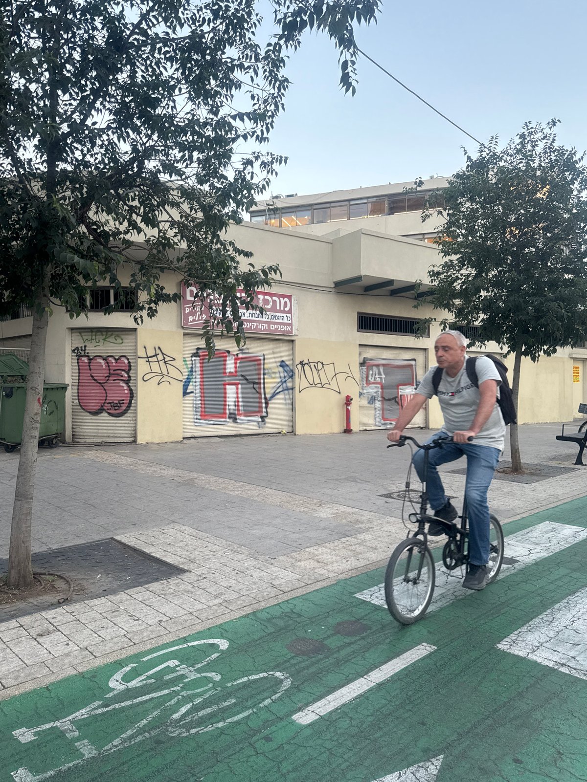 Photographer documents Tel Aviv streetscapes during golden hour session