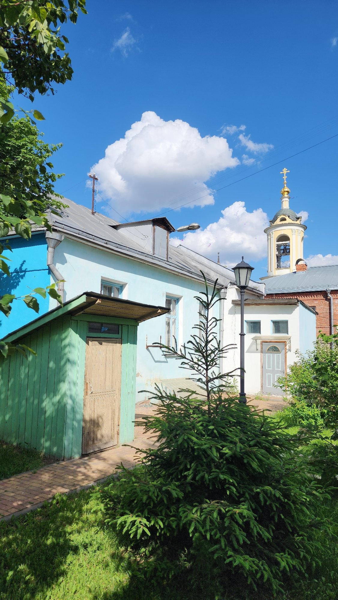 Moscow resident captures sunny afternoon walk through historic city streets