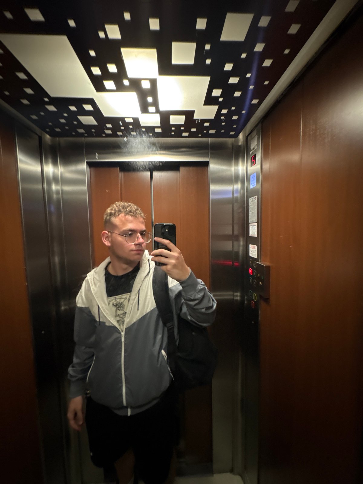 Young man takes mirror selfies in Plovdiv elevator