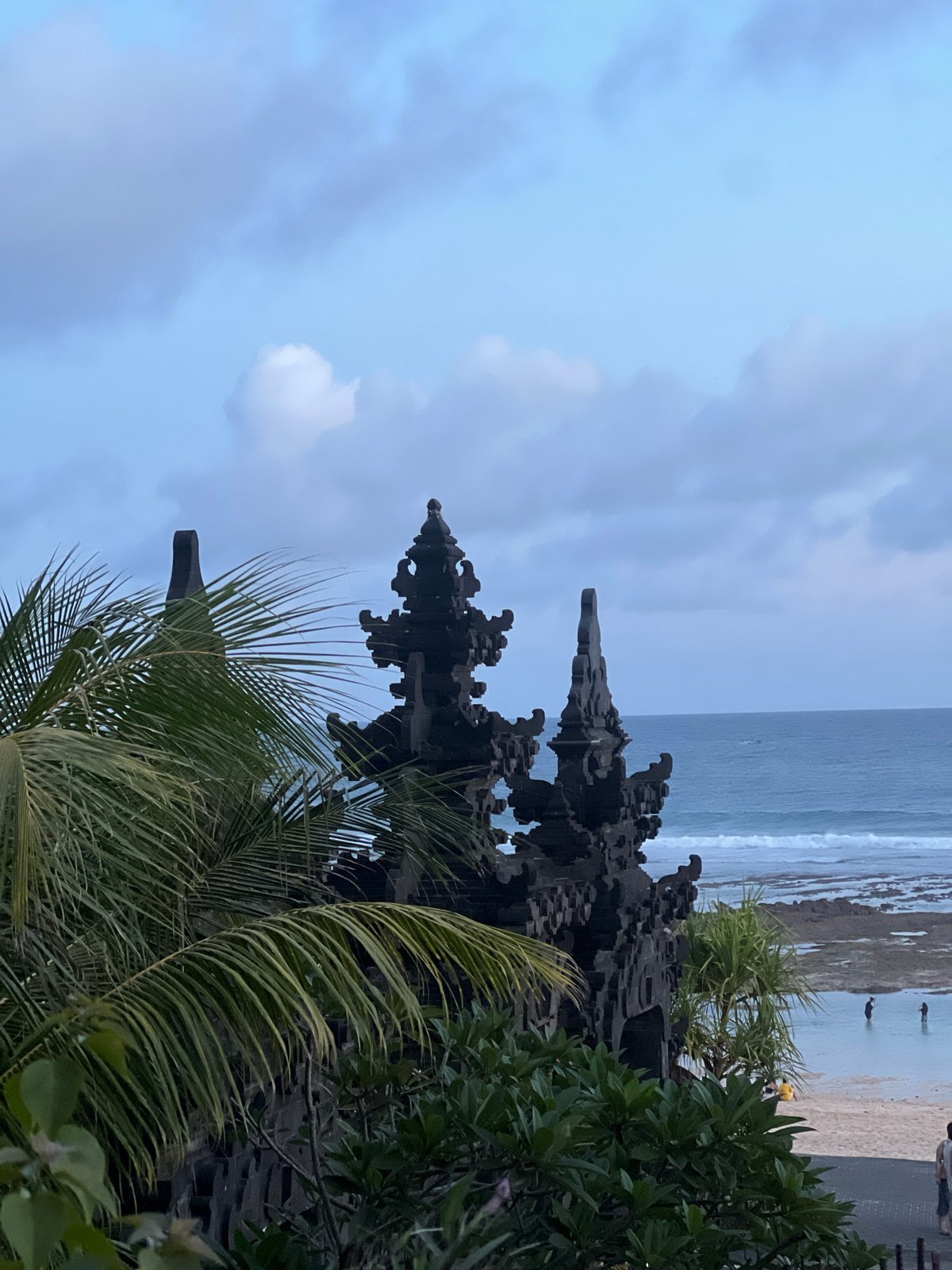 Coastal scenes and cultural statues documented in Kuta Selatan