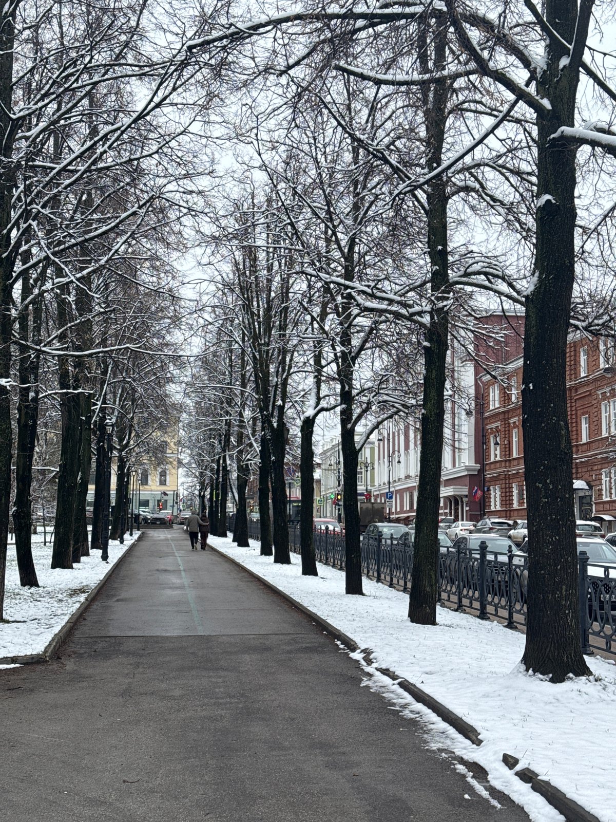 Spring snow blankets Perm streets and parks