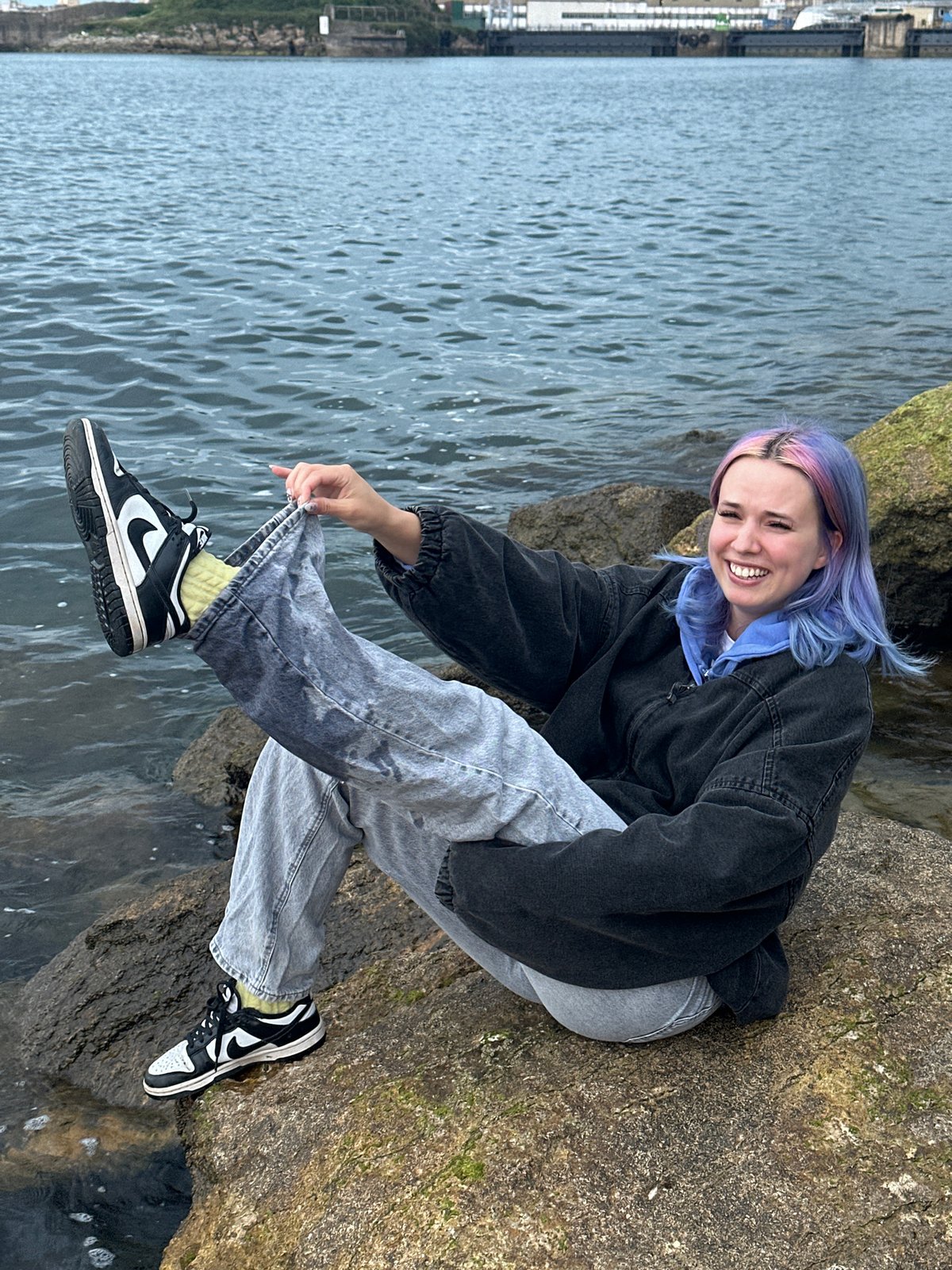 Woman with colorful hair spotted at Gijón waterfront