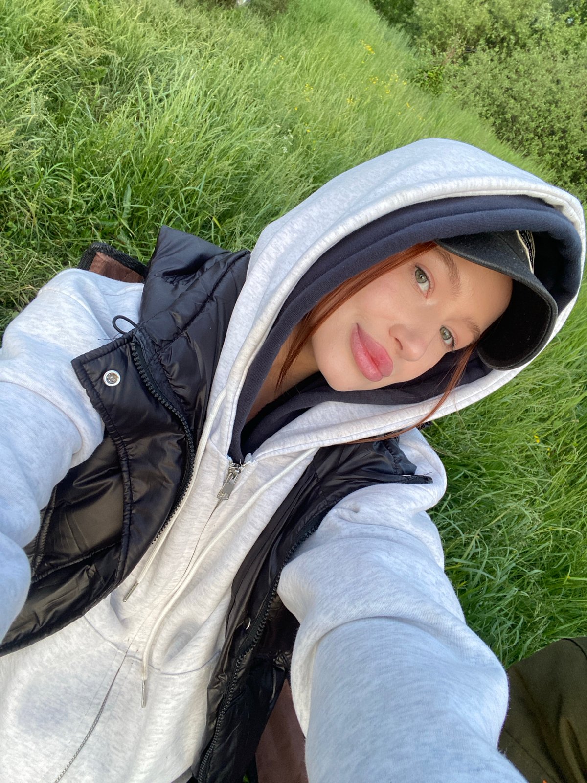 Casual riverside gathering documented in Elovo, Russia