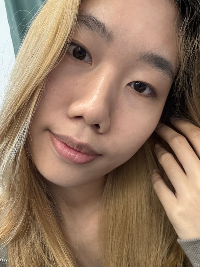 Woman takes multiple selfies across Chongqing district early morning