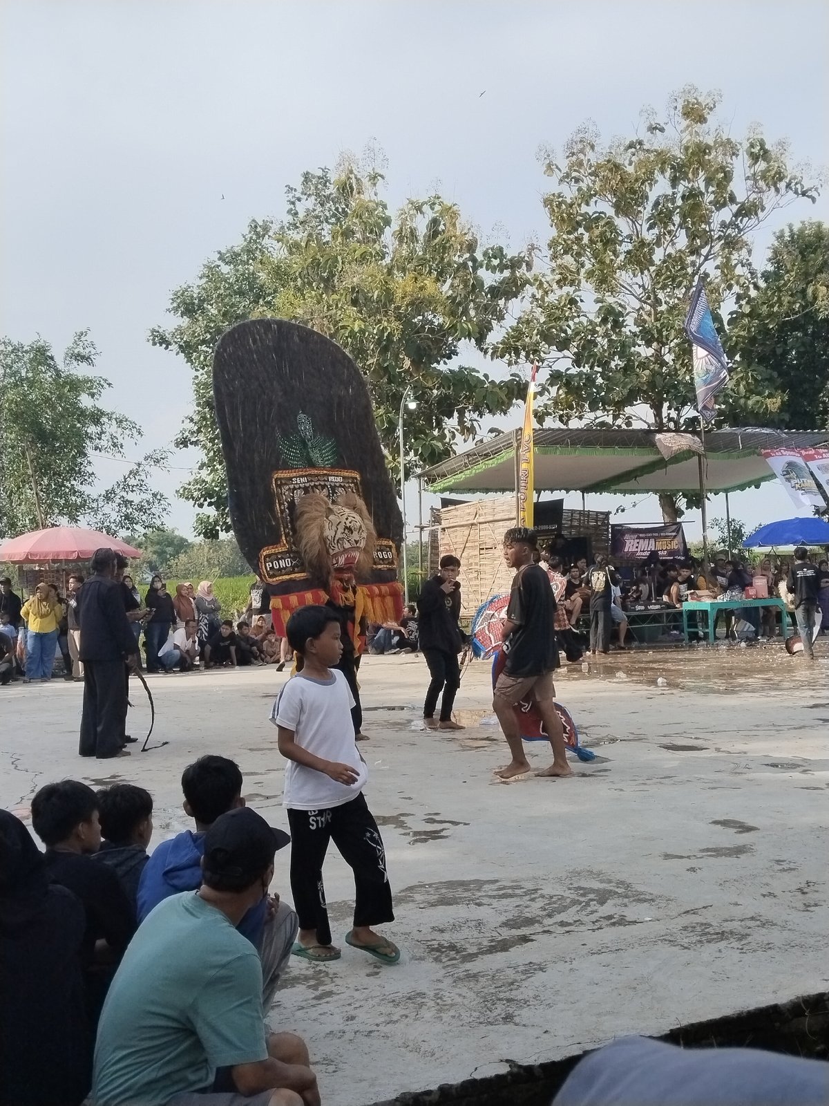 Traditional Barongan mask performance draws crowds in Mojodoyong park
