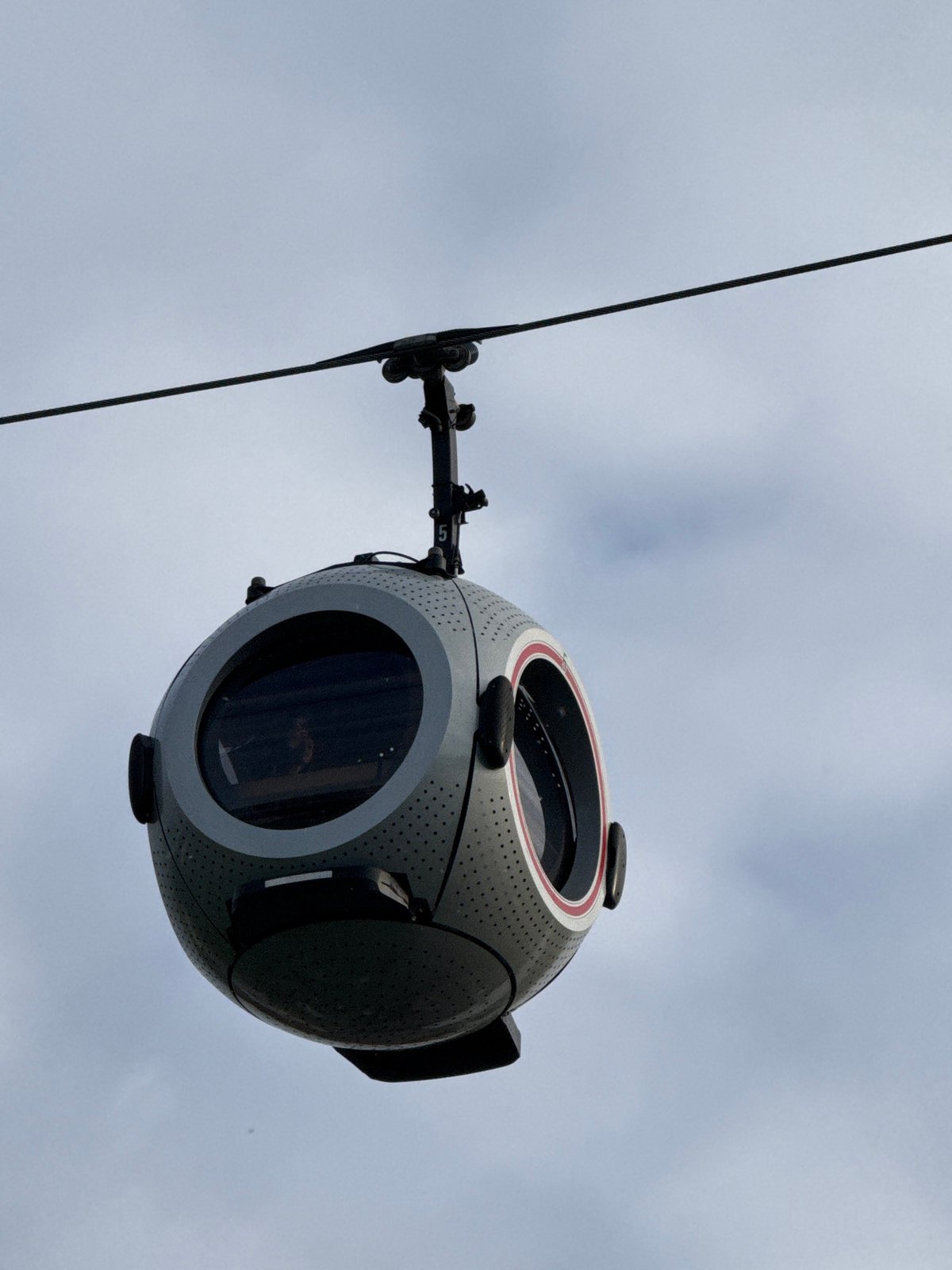 Cable gondola system spotted operating in Moscow skies