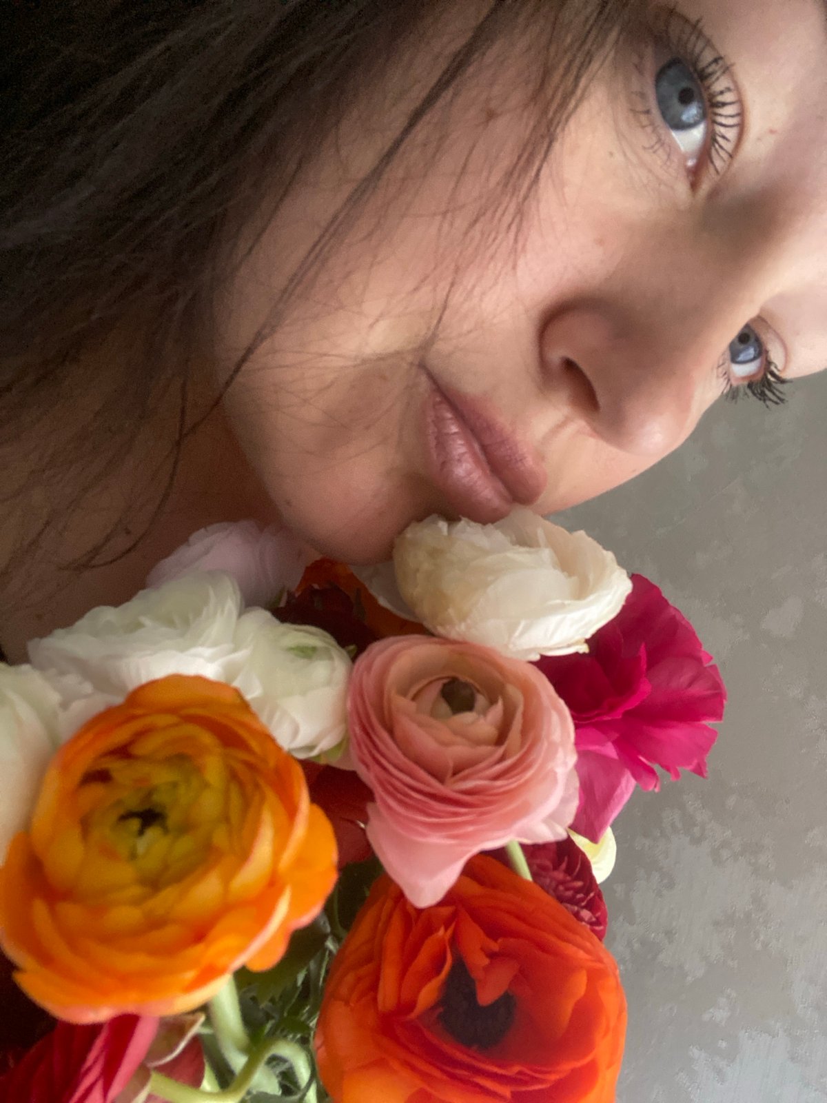 Woman photographed with ranunculus bouquet in Sochi morning session