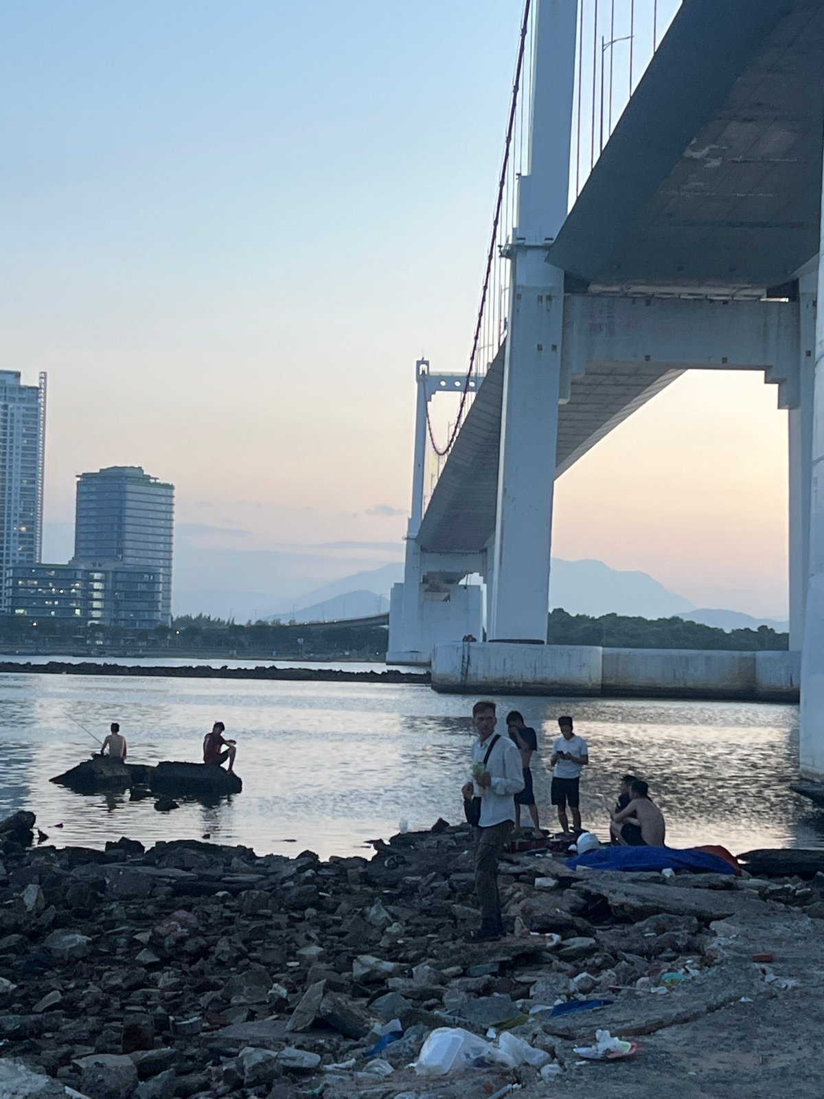Snapshots of Đà Nẵng at dusk — waterfront, rubble, and daily life