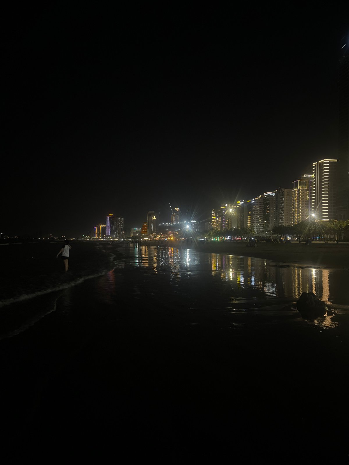 Evening leisure scenes captured along Đà Nẵng waterfront