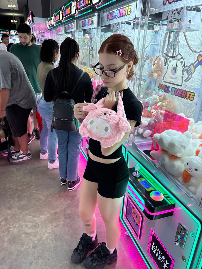 Evening arcade gaming session draws diverse crowd in Buenos Aires