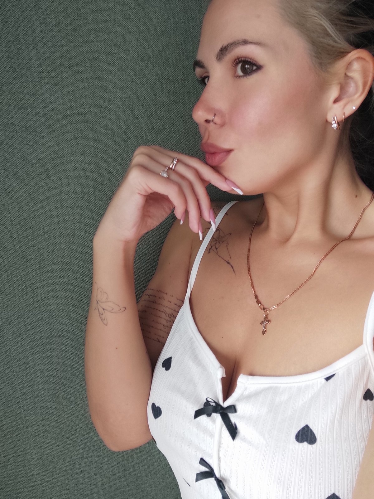 Morning at home: outfit details and reading time