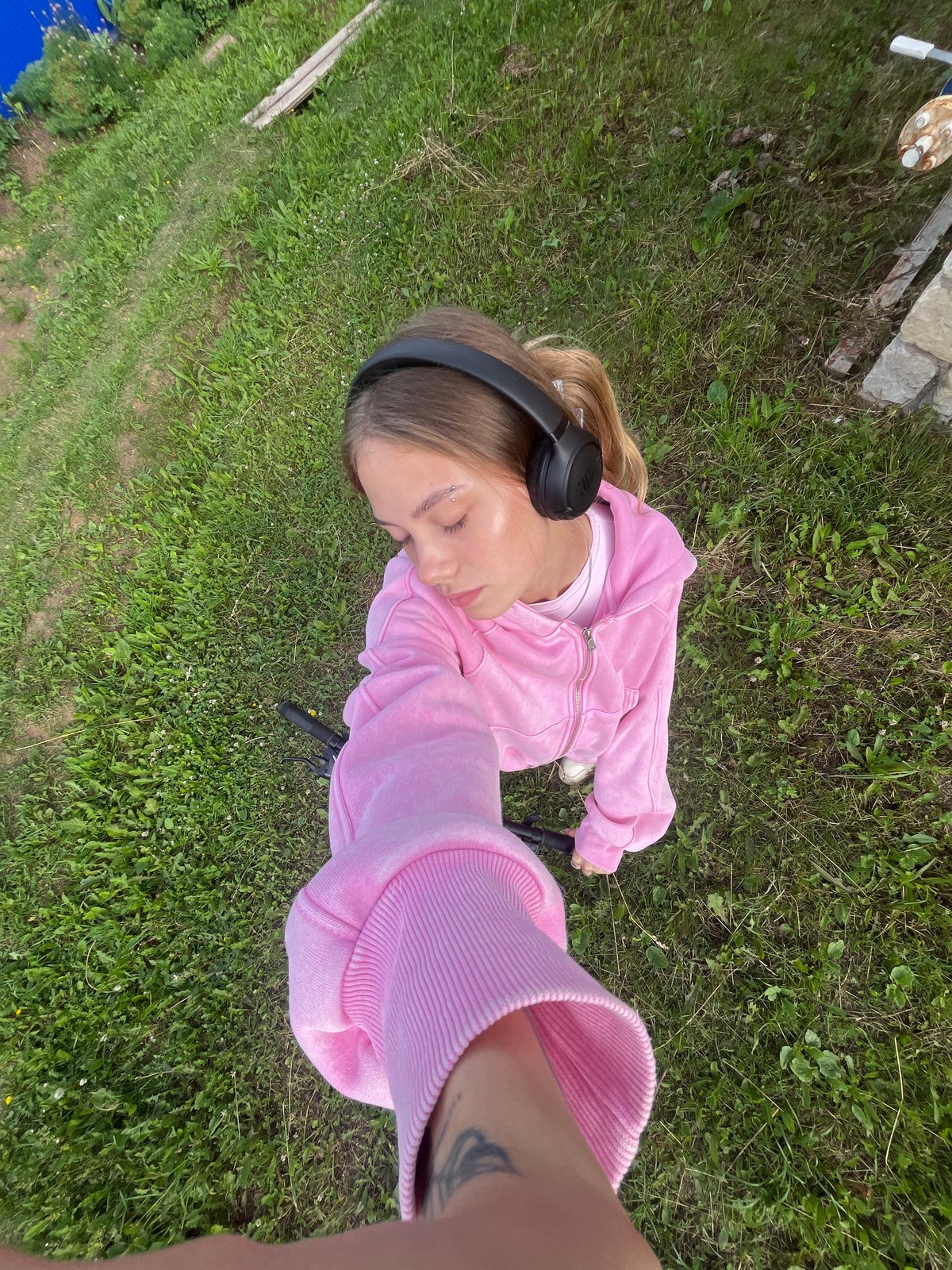 Pink tracksuit, headphones, and a lazy afternoon in Foki