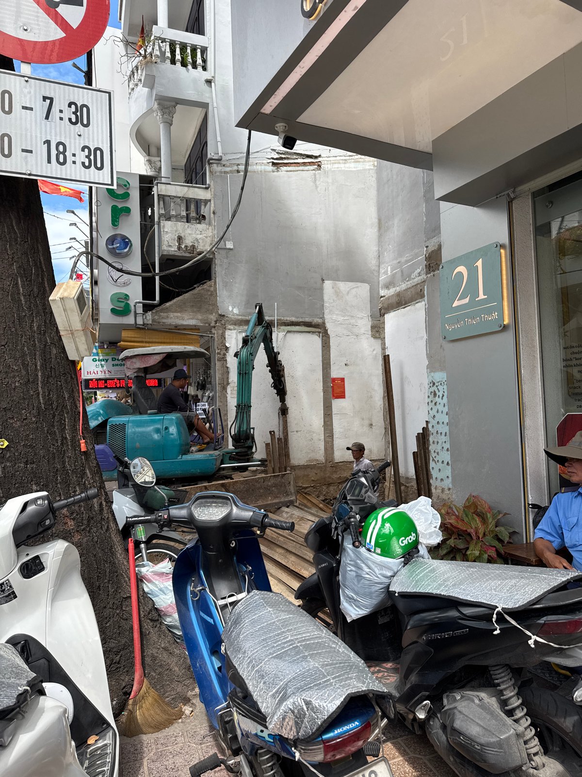 Morning in Nha Trang: streets, food, and urban life