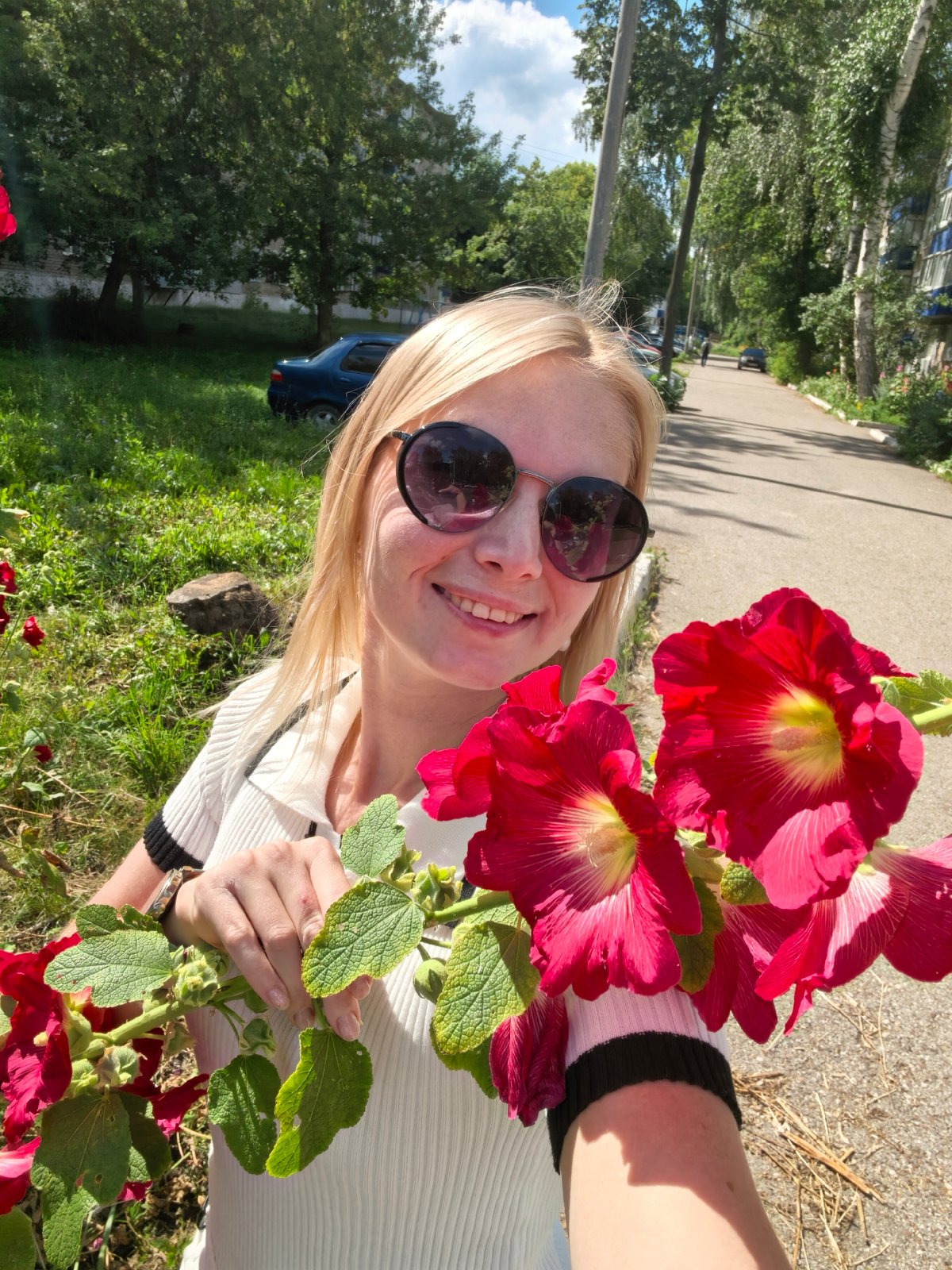 Selfie with flowers on a summer day in Sterlitamak