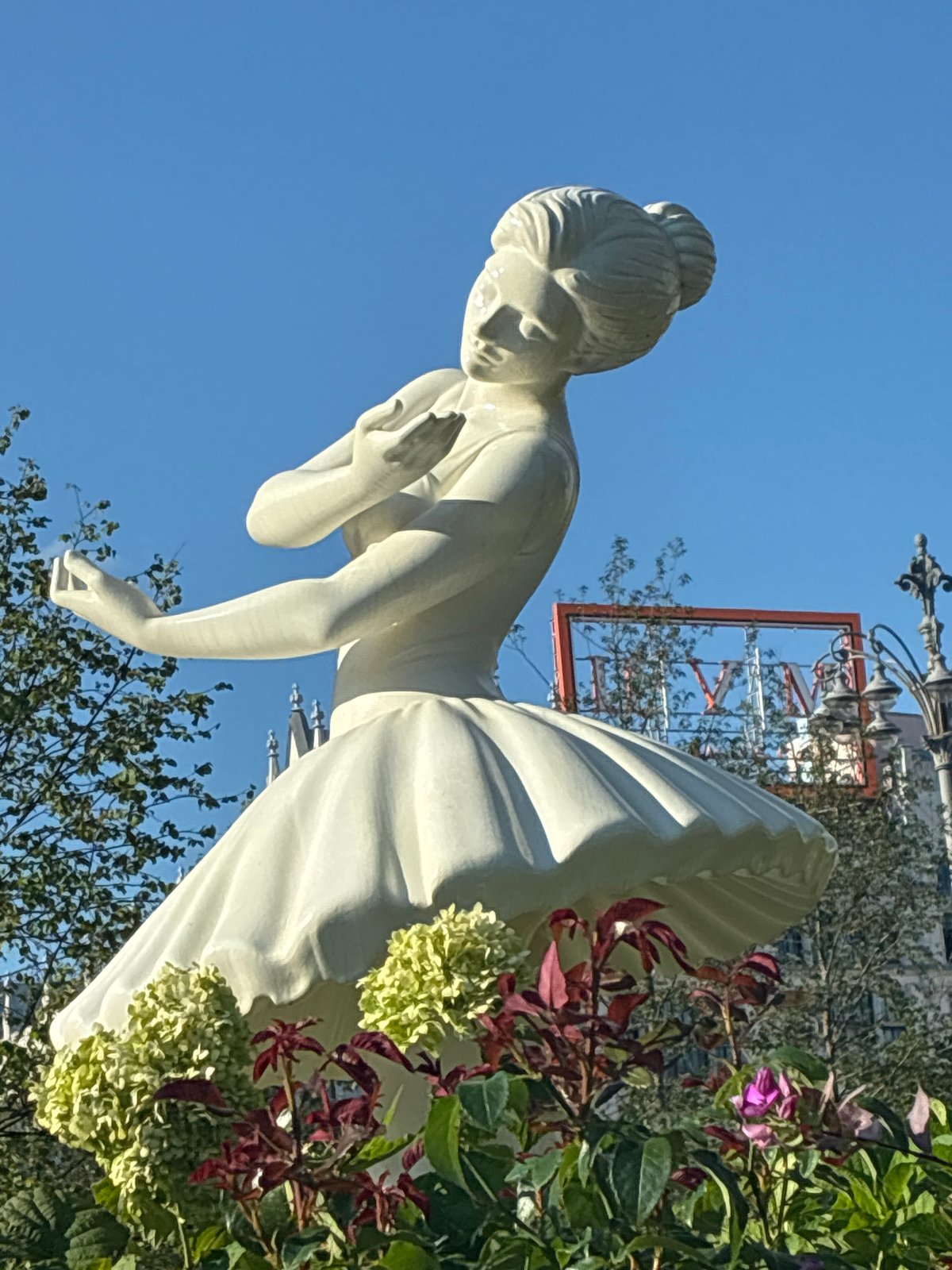 Live music and public art around a Moscow plaza