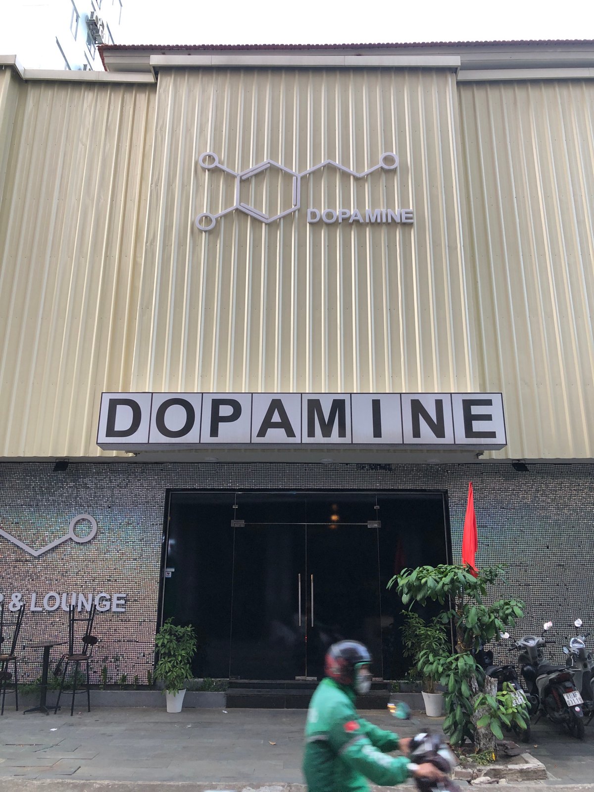 Street-level wander through Da Nang's shops, cafes, and sidewalks