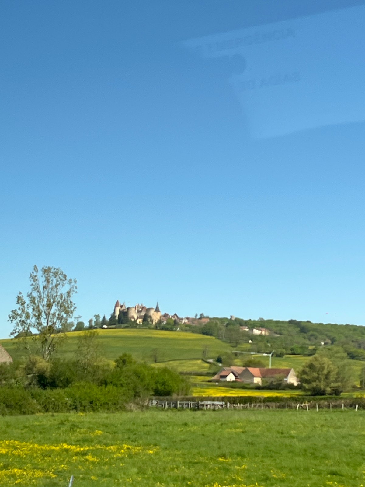 Clear spring day documented in Châteauneuf countryside