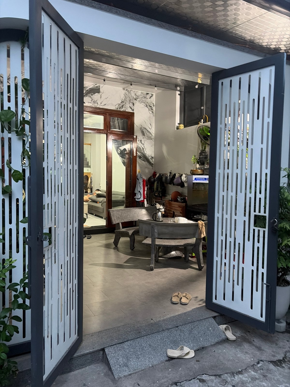 Evening street life and home fronts in a Đà Nẵng residential neighborhood